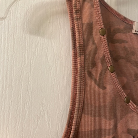 Sleeveless Sweet Beautiful Dreams skull and mauve and brown camo grommet tank L - Picture 5 of 8